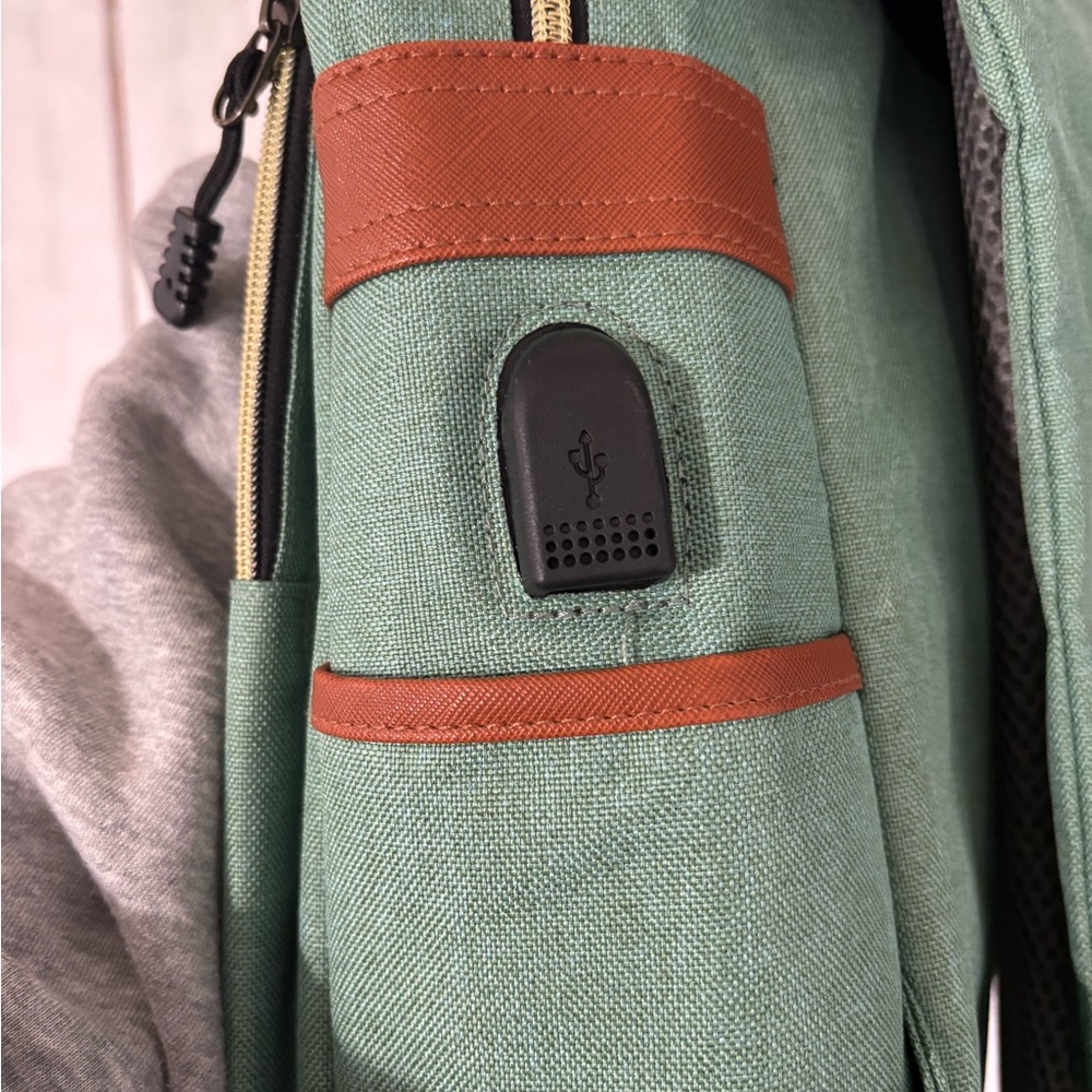 Ronyes Men's Green and Brown trim Backpack laptop plug in - Picture 5 of 11